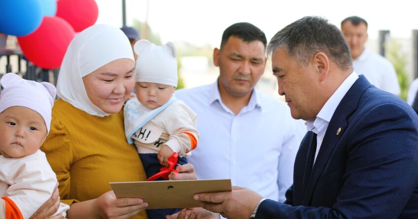 За&nbsp;тройню. Камчыбек Ташиев подарил молодой матери трехкомнатную квартиру в&nbsp;Оше 