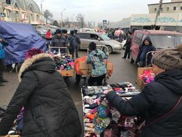 Ош&nbsp;базарындагы рейд: сатуучуларга айып пул салынып, күркөлөр алынды 