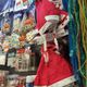 Фото 24-kg.com. Кроме традиционных игрушек в магазинах продают множество аксессуаров, которыми можно украсить елку