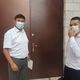Фото 24-kg.com. Министр труда и социального развития прибыл в ЦИК. Его не пустили.