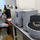 Фото 24-kg.com. Лаборант исследует поступившие на анализ препараты 