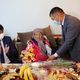 Фото полпредства Иссык-Кульской области. В Ак-Сууйском районе 101-летнюю Жумакан Желденову поздравили с Днем матери