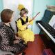 Фото Султана Досалиева. Президент подарил жительнице Сокулука комуз