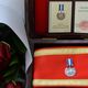 Фото пресс-службы президента. Президент вручил родителям Адинай Мырзабековой медаль «Эрдик»