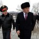 Фото Султана Досалиева. Президент Сооронбай Жээнбеков и глава ГСИН Мелис Турганбаев на церемонии вручения ключей от квартир