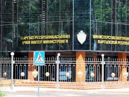 Житель Бишкека пожаловался на&nbsp;припаркованные возле здания МВД автомобили 