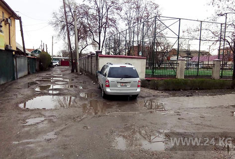 Просят заасфальтировать. Бишкекчане присылают фотографии своих улиц 