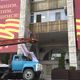 Фото пресс-службы мэрии Бишкека. Муниципальные службы сняли вызвавший скандал баннер