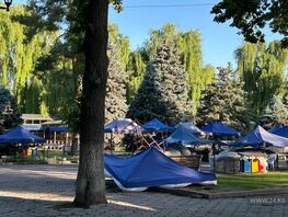 У&nbsp;памятника Курманджан датке вновь ярмарка. Торговцы опять уничтожают газоны 