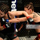 Фото gettyimages.com. Антонина Шевченко (справа) в дебютном бою в UFC. Ноябрь 2018 года
