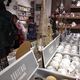 Фото 24-kg.com. Елочные шары продаются как в наборах, так и поштучно, разных цветов и размеров