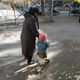 Фото 24-kg.com. Айнагуль Шарапиева с приемными детьми