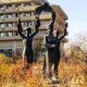 Фото 24-kg.com. Скульптура, когда-то гостеприимно встречавшая гостей отеля