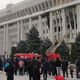 Фото 24-kg.com. На площади и возле «Белого дома» все еще многолюдно