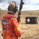 Фото Федерации боевой и практической стрельбы. Этар Усубалиев перед выполнением упражнения