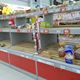 Фото 24-kg.com. Хлеба на полках маркета тоже мало