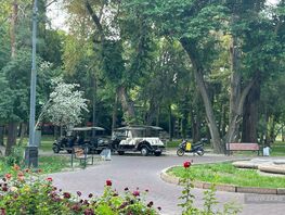 В&nbsp;сквере Бишкека передвижные аттракционы паркуют на&nbsp;тротуаре 
