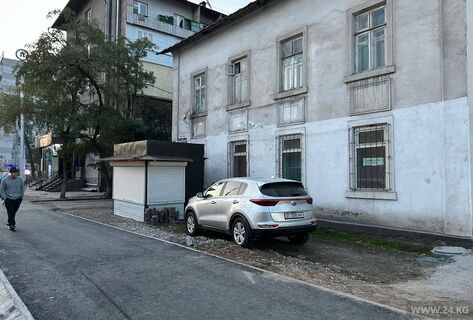 Бишкекчане жалуются: в&nbsp;городе паркуются в&nbsp;неположенных местах 