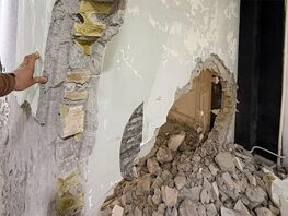 Ломает несущие стены. Жители микрорайона жалуются на&nbsp;владельца цокольного этажа 