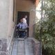 Фото ИА «24-kg.com». Турсунбек Абдылдаев показывает, как он спускается по пандусу