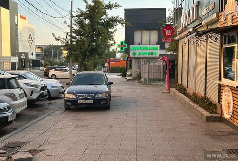 Чудаки парковки. Водители в&nbsp;Бишкеке оставляют свои авто на&nbsp;тротуарах 