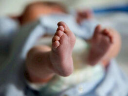 Өзгөндө наристенин белине хижама жасалган. Бала чарчап калды 