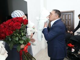 Камчыбек Ташиев подарил квартиру молодой семье с&nbsp;тройняшками 