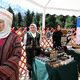 Фото пресс-службы президента. Садыр Жапаров и первая леди приняли участие в посадке деревьев в парке «Ала-Арча»
