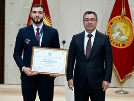 Президент вручил хоккеистам национальной сборной по&nbsp;600 тысяч сомов 