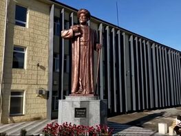 Приспичило. Мужчина нарушил общественный порядок у&nbsp;памятника Навои в&nbsp;Оше 