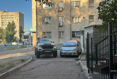 Чудаки парковки. В&nbsp;Бишкеке некоторые тротуары превращают в&nbsp;автостоянки 