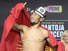 UFC. Кыргызстанец Мыктыбек Оролбай нокаутировал Джека Херманссона 