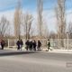 Фото 24-kg.com. Возле КПП «Токмак-автодорожный» несколько человек еще ждут беженцев