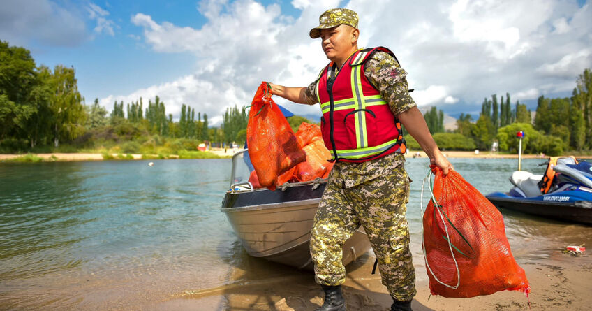 Иссык-Куль будут очищать спецтехникой: кабмин утвердил новый регламент 