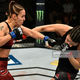 Фото gettyimages.com. Антонина Шевченко (слева) в дебютном бою в UFC. Ноябрь 2018 года