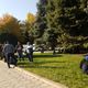 Фото 24-kg.com. Митингующие сидят на газоне у Дома правительства