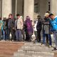 Фото 24-kg.com. Сторонники Садыра Жапарова требуют отставки Омурбека Суваналиева
