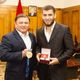 Фото @murtazaliev_bjj. Абдурахманхаджи Муртазалиев (справа) получает награду от спикера Жогорку Кенеша Дастанбека Джумабекова