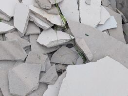 В&nbsp;микрорайоне &laquo;Средний Джал&raquo; цементные панели с&nbsp;многоэтажки падают на&nbsp;тротуар 