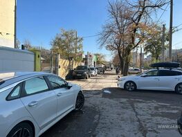 В&nbsp;Бишкеке тротуар заставили машинами 