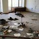 Фото 24-kg.com. Обрывки газет лежат на полу вперемешку с рабочими документами