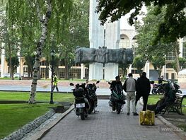 Носятся на&nbsp;большой скорости. Бишкекчанин жалуется на&nbsp;курьеров на&nbsp;мопедах 