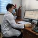 Фото 24-kg.com. Лаборант исследует поступившие на анализ препараты
