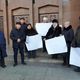 Фото 24-kg.com. Около Жогорку Кенеша пикет. Требуют, чтобы Шаирбек Ташиев не сдавал мандат