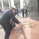 Фото 24-kg.com. Родные погибших во время апрельской революции возложили цветы к монументу на площади Ала-Тоо