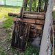 Фото 24-kg.com. Деревянные конструкции второго этажа разобраны и лежат недалеко от здания