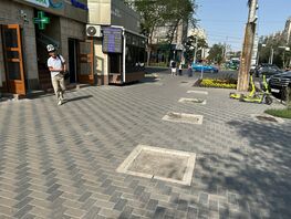 Два наглядных фото: почему мэрия Бишкека в&nbsp;жару лишает горожан права на&nbsp;тень 