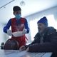 Фото пресс-службы мэрии. Чарльз Гарретт участвует в акции помощи бездомным