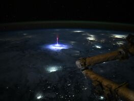 Редкое атмосферное явление&nbsp;&mdash; разряд молнии&nbsp;&mdash; удалось снять астронавту NASA 