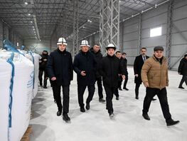 Садыр Жапаров ознакомился с&nbsp;работой завода по&nbsp;производству кормов для рыб 